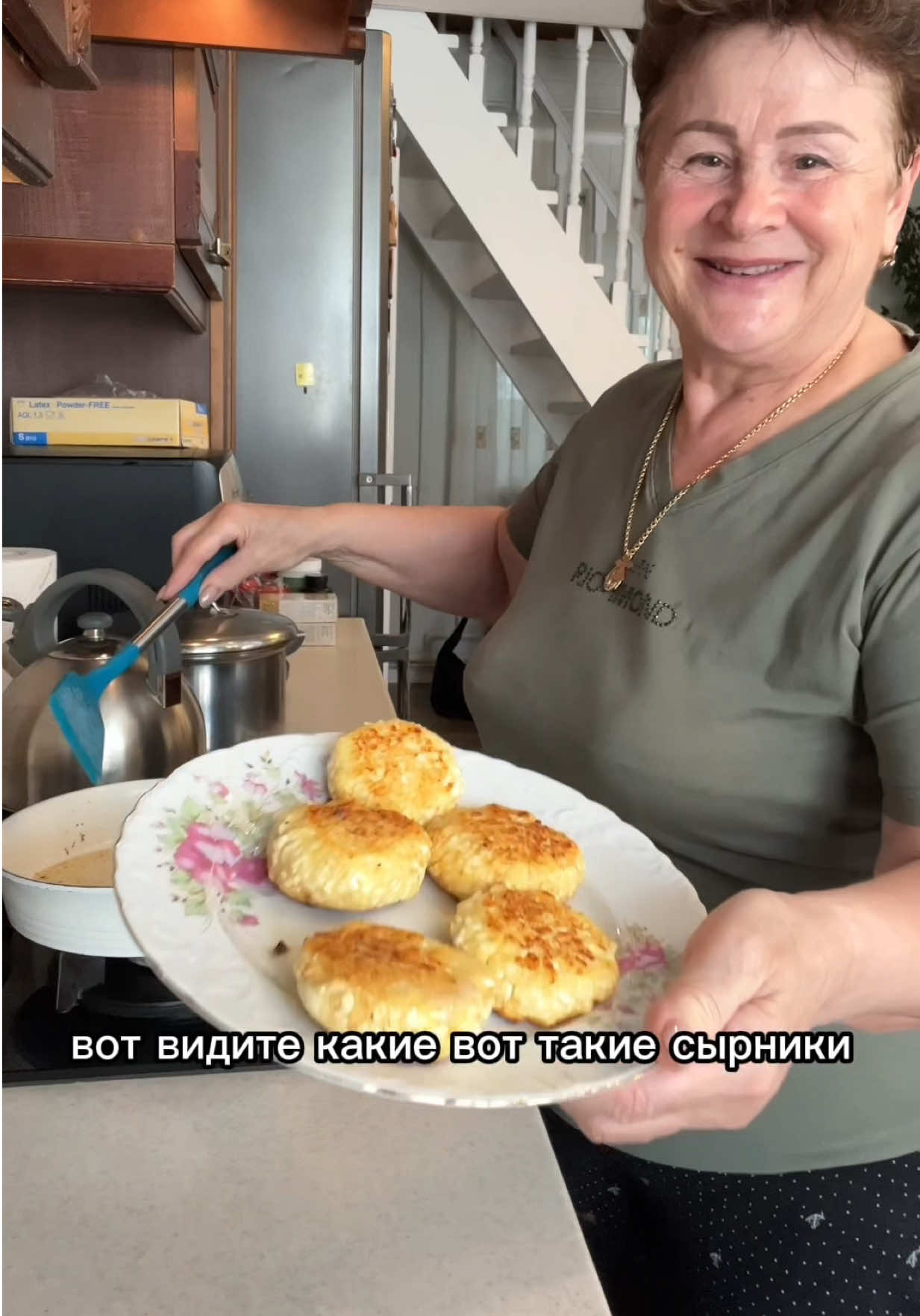 У меня из 350гр получается 11 сырников! #Рецепт сырников: •350 гр творога  •1 яйцо •3-4 ст л манной крупы •1 пакетик ванилина (2 гр) •1,5 ст л сахара Все хорошо перемешиваем и убираем в холодильник минут на 30. Затем формируем и жарим на сливочном масле.  Приятного аппетита! #сырники #рецепты #рецептынакаждыйдень 