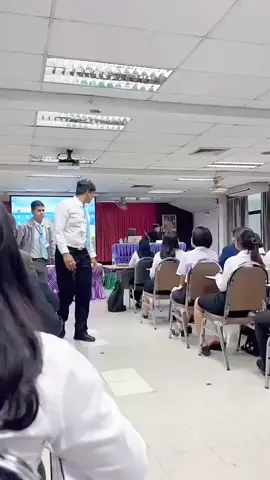 กำลังฟังบรรยายสนุกๆ จากท่านเรวัช ผมกับ ป.บ่าว จะออกไปเข้าห้องน้ำ แปปหนึงโดนท่านหยอกนิดหนึง ก็เป็นสีสันครับ ขอบคุณท่านเรวัชที่มาถ่ายทอดประสบการณ์ครับ #กรมการปกครอง #กระทรวงมหาดไทย #นปอ272 #เรวัช  #ปลัดอําเภอ 