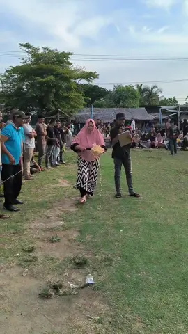 Lomba yang dilakukan oleh pasangan yang sudah menikah. yang istri membelah kelapa, sedangkan yang suami adalah memarut kelapa. #17agustus #perlombaan17agustus #17agustuscore #fyp 