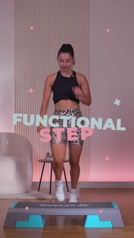 Functional Step – Kraft & Cardio Inspiriert von @ale.pisanu_trainer, bringt dich dieses 45-minütige ZOOM Live-Workout richtig in Form! 🔥 Kombiniere effektive Step-Elemente mit kraftvollen Cardio- und Bodyweight-Übungen. 💪 Für mehr Ausdauer, Kraft und Koordination 🪜 mit Step oder ohne – du entscheidest! Starte mit Power und Spaß ins Training – jetzt on demand! #functionalstep #stepaerobic #cardioworkout #stepupwithnicki #homeworkout