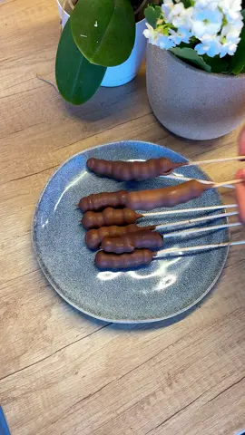 Blueberries in Chocolate🫐 Ingredients: 	•	Blueberries – 200-250g 	•	Chocolate – 150-200 g 	•	Vegetable oil (15-20ml) for a smoother texture Instructions: 	•	Wash the blueberries thoroughly and dry them well (otherwise the chocolate won’t stick). 	•	Thread the blueberries onto skewers (as shown in the video). 	•	Place in the freezer for 3–4 hours. 	•	Break the chocolate into pieces, add vegetable oil for a smoother texture, and melt it over a double boiler or in the microwave (in short intervals of 5–10 seconds). 	•	Dip the blueberries into the melted chocolate. 	•	Place in the refrigerator for 15–20 minutes until the chocolate is fully set. #Recipe #recipesoftiktok #EasyRecipe #blueberry 