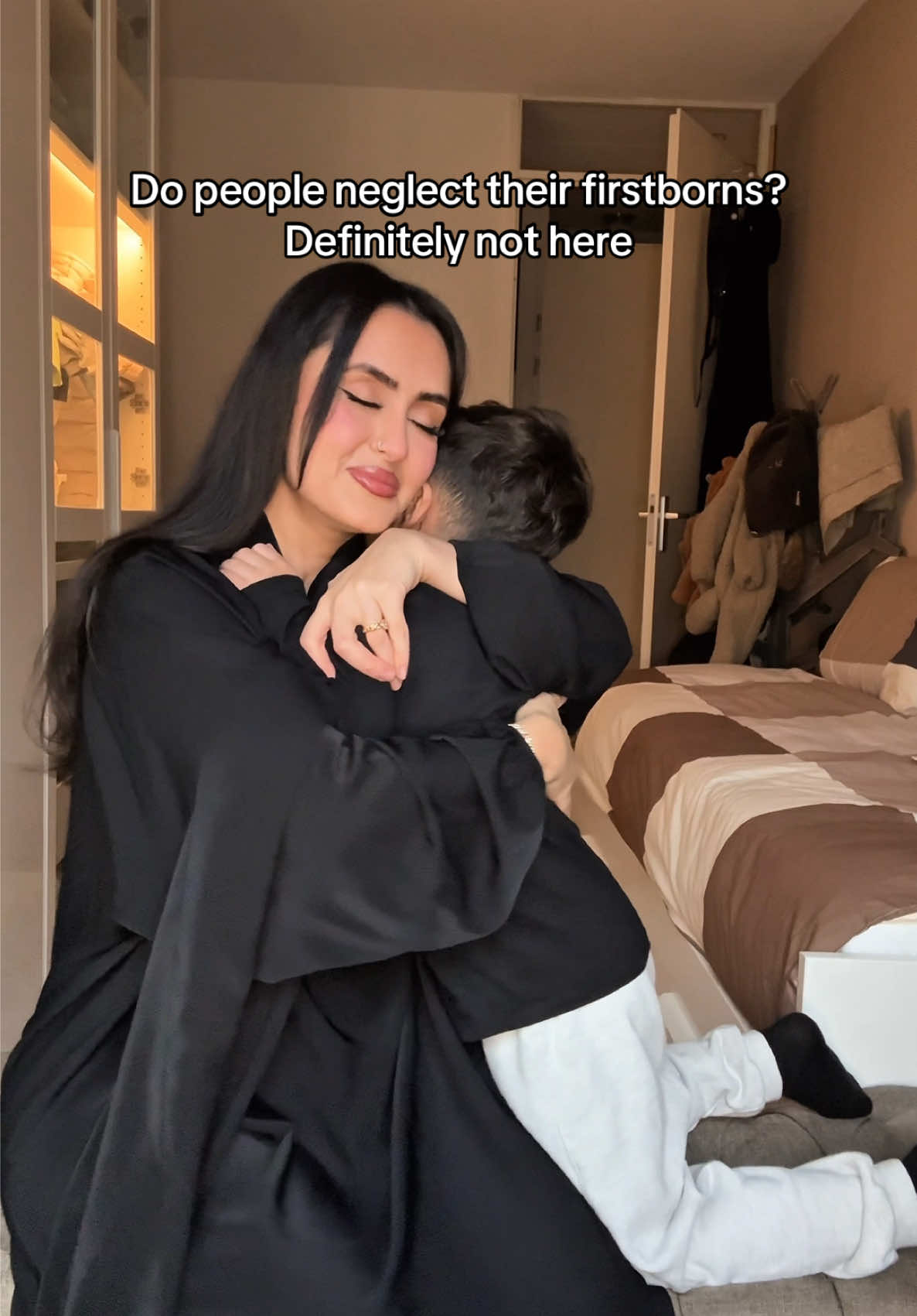 The comments on my previous video honestly made me so sad... How can people be so negative in life and judge you based on just a few seconds of a video? What’s even weirder is that it’s not at all like some people are saying. My little one, who is younger, simply couldn’t reach me, so I leaned towards him, that’s all. My older one always gets plenty of attention and love from me. It was just a short video, a few seconds, and yet people already started creating whole stories about what they think is going on in our family. That made me so angry. Please stop. Of course, you can have an opinion about what you see in a video, but to write entire stories about who we are as a family, based on nothing, that’s just so, so sad. #MyZizou #Zidane #Myfirstborn #boymom #boysmom 
