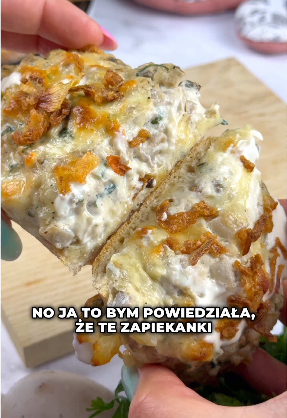 Zapieksa premium!🍄‍🟫 8 smaków Kujawskiego – który wybierasz? 🧄🌿 Mieszaj, testuj, łącz jak chcesz – każdy z nich pasuje do dań na ciepło i na zimno. Do sałatki, na patelnię, na grilla – pełna uniwersalność. Ja najczęściej sięgam po czosnkowy 🧄🧄 Mój ulubiony 😍 Ale cytryna i bazylia to mój numer dwa, jest idealny do sałatek! 🍋 Przepis (4 zapieksy): •2 ciabatty •300g pieczarek •1 cebula •1 łyżka oleju Kujawskiego z czosnkiem •100g serka śmietanowego •50g mozzarelli + 10g do posypania wierzchu •natka pietruszki •sól •pieprz 1️⃣ Pieczarki dokładnie myjemy (jeśli chcesz to obierz 😄!) i kroimy w kostkę. 2️⃣ Cebulę obieramy i kroimy w drobną kostkę. 3️⃣ Na patelni rozgrzewamy olej Kujawski, wrzucamy cebulę, a po chwili pieczarki. Smażymy około 5 minut. 4️⃣ Dodajemy natkę pietruszki, doprawiamy solą i pieprzem. 5️⃣ Zdejmujemy z ognia, mieszamy z serkiem i startą mozzarellą. 6️⃣ Farsz nakładamy na bułki, posypujemy mozzarellą, pieczemy około 18 minut w 180 stopniach. materiał sponsorowany Kujawski  #kujawski_z_ziołami #kujawski_z_pierwszego_tłoczenia #tłoczymy_z_polskiego_rzepaku #olejkujawski #kujawski 