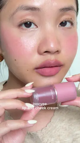 เนื้อเวลเวทที่จริงใจ นัว นวล เบลอ เบาจนงง คือชอขมาก อยากเก็บครบสี #รีวิวบิวตี้ #รีวิวของดีบอกต่อ #รีวิวลิป #joocyee #ป้ายยา 