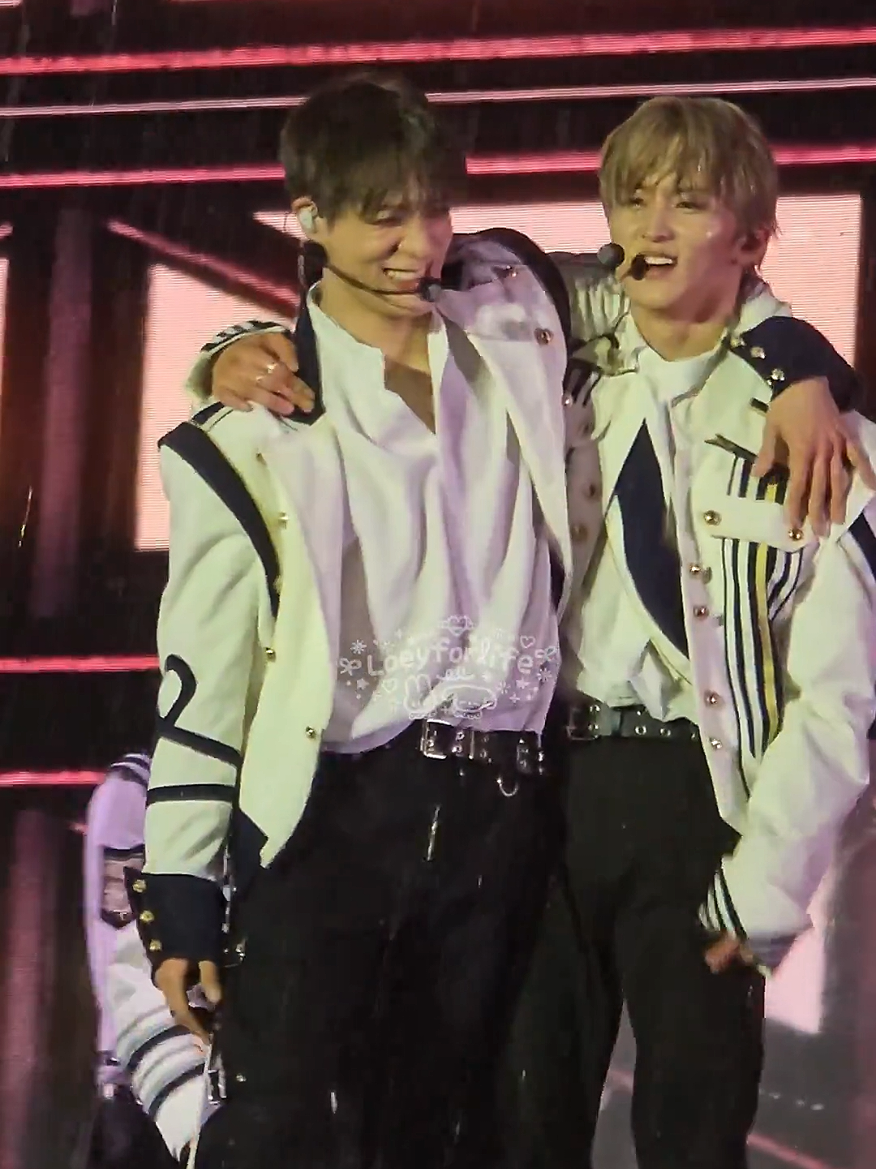 aku, makeu, jenoww, dan hujan (sedang membayangkan) 🙇🏻‍♀️ pliiss mau ikutt pokonyaa IKUUTT AAAAA 😔😩😭 cr: in the video  #mark #jeno #nctdream #tds4inbkk #day1 