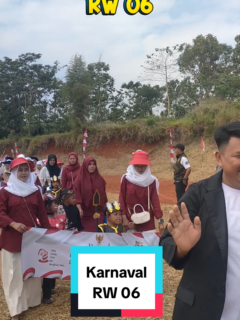 Karnaval Pawai Pembangunan RW 06 dusun Antara II Desa Tamansari . . . . . @dedimulyadi71 @erwansetiawan54 @donyahmad.munir @fajar.aldila @official_sekdasmd @humassumedang @halosumedang_ @diskominfojabar @diskominfosanditiksumedang @nuryadin2003 @kecamatancibugel @sungkawapawawa #sumedangbeyondsehati #insunmedalinsunmadangan #bersamamembangunsumedang #setdasumedang #diskominfosanditiksumedang #kecamatancibugel #desatamansaricibugel 