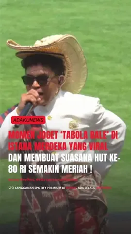 Lagu “Tabola Bale” menjadi momen paling mencuri perhatian pada perayaan HUT ke-80 Kemerdekaan RI di Istana Merdeka, Jakarta. Dinyanyikan oleh Silet Open Up bersama Jacson Zeran, Juan Reza, dan Diva Aurel, lagu ini punya ciri khas memadukan dialek Timur Indonesia (NTT) dengan bahasa Minang—menghasilkan irama yang energik dan kultur yang unik. Saat lagu ini diputar sebagai pengisi acara terakhir setelah detik proklamasi, para tamu undangan, termasuk Presiden, pejabat, TNI/Polri, dan masyarakat umum, kompak berjoget. #fyp #tabolabale #4u #viral #adaku 
