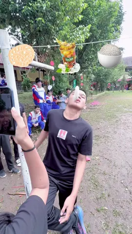 azmi makan keyupuk >< #smanti #fyp #fyppppppppppppppppppppppp #17agustus #sma3smi 
