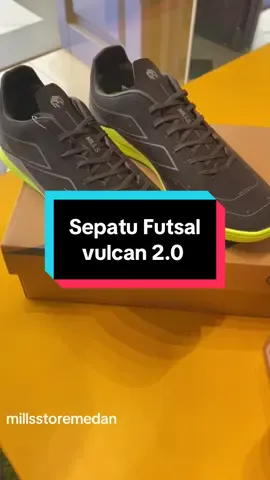 MILLS SEPATU FUTSAL VULCAN 2.0 IN Memiliki 3 Varian warna :  -BLACK/SILVER/NEON -WHITE/BLUE/MAGENTA -MAGENTA/NEON/WHITE #mills #thenextlevel #millsstoremedan #millsmedan #vulcan2.0