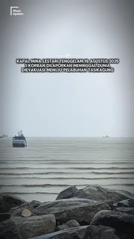 Rembang – Sebuah kapal nelayan jaring tarik berkantong dari Kabupaten Rembang, dilaporkan tenggelam di perairan sekitar Pulau Bawean, utara Gresik Jawa Timur, Selasa pagi (19 Agustus 2025). Kapal itu teridentifikasi bernama KM Mina Lestari milik Sutani, warga Kelurahan Pacar Rembang. Sedangkan nahkoda kapal dipegang oleh Ngartono (48 tahun), warga Desa Kasreman Rembang. Ketua Asosiasi Nelayan Jaring Tarik Berkantong Rembang Bhaita Adiguna, Lestari Priyanto saat dihubungi membenarkan informasi tersebut. Jumlah anak buah kapal (ABK) sebanyak 14 orang, 1 diantaranya dikabarkan meninggal dunia, atas nama Lasno dari Desa Raci Kecamatan Batangan Kabupaten Pati. Sedangkan ABK lainnya selamat. “Itu informasi awal yang kami terima melalui radio komunikasi. Untuk kepastian, menunggu kedatangan para ABK,” terangnya. Belum diketahui pasti apa penyebab kapal tenggelam. Namun menurutnya, untuk ABK selamat dan korban meninggal dunia sudah dievakuasi dan dibawa oleh kapal nelayan dari Desa Tasikagung Rembang. Kalau lancar, perjalanan dari Pulau Bawean ke Rembang, biasanya membutuhkan waktu sehari semalam. “Yang nolong membawa korban ini, informasinya kapal milik bapak Munari Tasikagung,” imbuh Lestari. Sementara itu, Koordinator Unit Siaga Kantor SAR Rembang, Ahmad Nur Zein mengaku belum menerima laporan kejadian tersebut. “Kemungkinan informasi diteruskan ke wilayah Jawa Timur. Kalau di kami belum ada informasi terkait hal itu,” bebernya. Dihubungi terpisah, Kasat Polair Polres Rembang, AKP Mundi membenarkan adanya kapal tenggelam, mengakibatkan 1 korban meninggal dunia. Tapi datanya belum lengkap, karena masih berkoordinasi dengan pengurus dan ketua paguyuban nelayan. Cuaca di Laut Jawa, terutama pesisir pantai utara Rembang sejak Senin malam hingga Selasa siang (19/08), terpantau angin kencang dan ombak besar. Bahkan pada Selasa siang turun hujan deras. Nelayan harus memperkuat tali sandaran kapal di Pelabuhan Tasikagung, guna mengantisipasi benturan antar kapal. (Musyafa Musa).