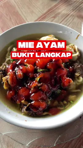 Tekepung hujan di Kampung Bukit Langkap, kite nikmati dulu semangkok Mie Ayam disini #daiklingga #kuliner #mieayam #melayu #bukitlangkap 