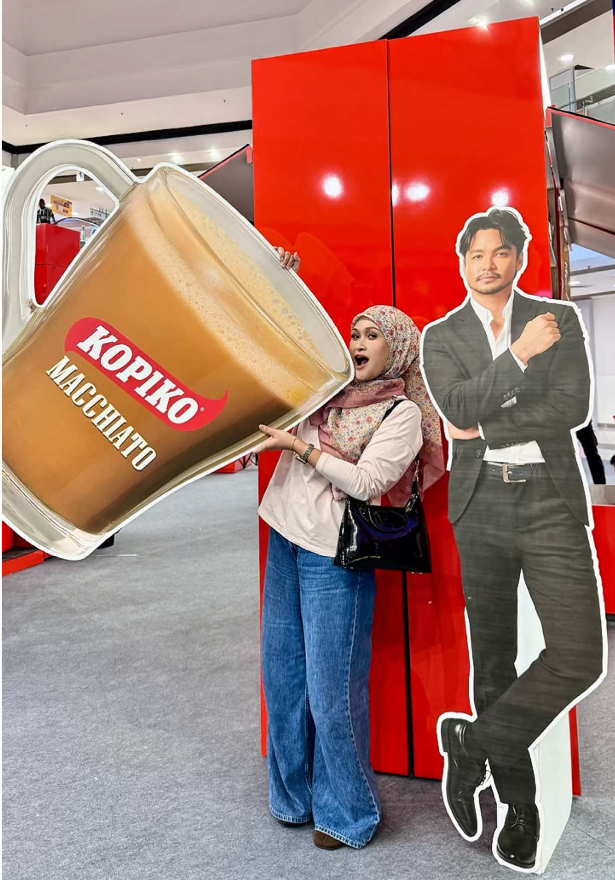 Guys, korang tahu tak? 😍 Syafiq Kyle sekarang ni duta baru Kopiko! 🎉 Lagi best, Kopiko tengah buat Roadshow dekat AEON Wangsa Maju dari 12–24 Ogos 2025 ☕🔥 Jangan lupa save the date 23 Ogos 2025 untuk Kopiko Macchiato Gathering bersama Syafiq Kyle 😍 Boleh jumpa in person & join sesi bergambar (T&C apply) 📸 Nak feeling kopi padu? Try la Kopiko Macchiato! Kopi Pekat Tak Manis Sangat 😋 📍 AEON Wangsa Maju 📅 12–24 Ogos 2025 🗓 Gathering: 23 Ogos 2025 @Kopiko Malaysia  #inilahkopipekat #takmanissangat #feveretsyafiq