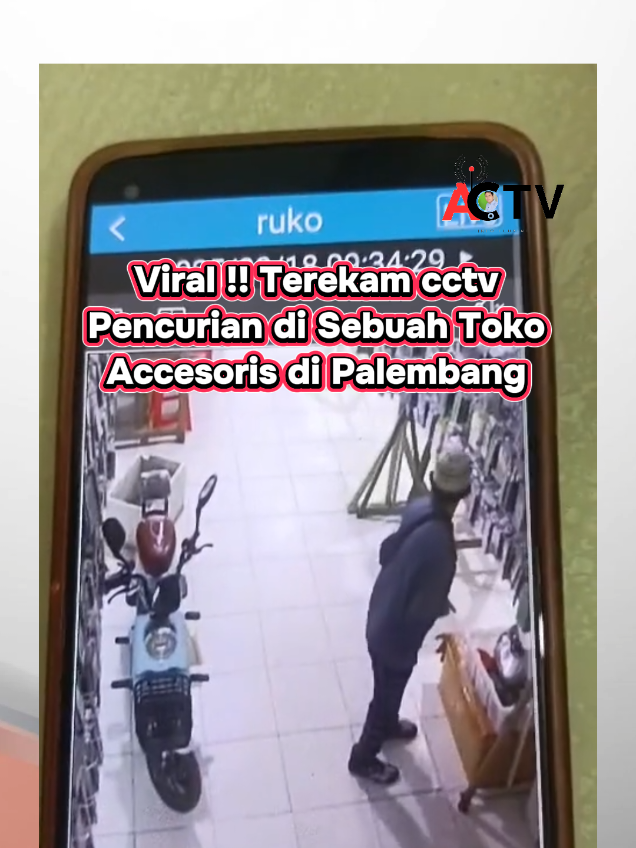 seseorang lelaki terekam cctv di salah toko accessoris di kota palembang. terlihat pelaku mengambil sesuatu dan memasukan barang tersebut di dalam tas nya. kejadian di palembang pada tanggal 18 agustus 2025 pukul 09:34 sesuai keterangan video. #fyp #viralterbaruterkini #brekingnews #beritaterkini #beritaviral 