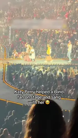 So sweet @Katy Perry 🫶🏼 In a video posted by @maryam.Jean, Katy Perry can be seen guiding a young blind fan on stage and singing with her. Katy is currently mid way through her record breaking Lifetimes World Tour. #katyperry #lifetimes #blindfan #tour #popmusic 