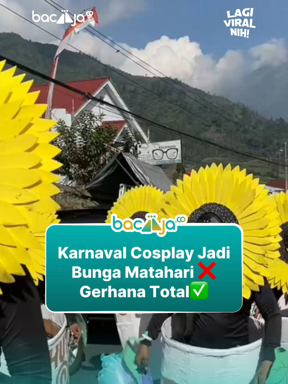 Karnaval di Wonosobo terlihat lucu karena para peserta tampil dengan kostum yang unik.  Terlihat ada yang menggunakan kostum bunga matahari tapi wajahnya justru dicat hitam legam.  “itu bunga matahari atau gerhana matahari” ucap natizen.  #karnaval #wonosobo #bungamatahari #videolucu #unik 