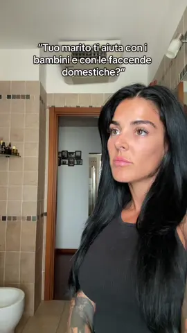 Chissà perché i papà che danno una mano in casa sono visti come degli eroi🤔 e noi mamme? Per noi è tutto scontato