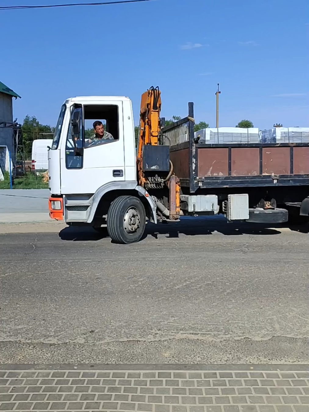 📦 Заказы на плитку KARAEV не останавливаются! Манипулятор разгружает очередную партию плитки на объекте 🔥 #fyp #tiktok #building #car 