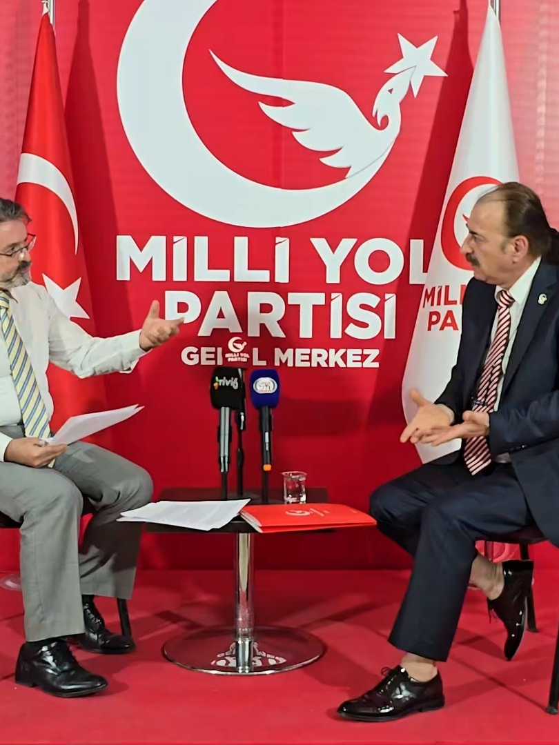 “Bunlar senaryo değil, düpedüz oyun! Şeffaf yönetim yerine perde arkasında gizli anlaşmalar yapılıyor. Muhalefetini kendi besleyen bir iktidar olabilir mi? Böyle siyaset, milletin aklıyla alay etmektir! — Milli Yol Partisi Genel Başkan Yardımcısı Mevlüt Yakışıklı”
