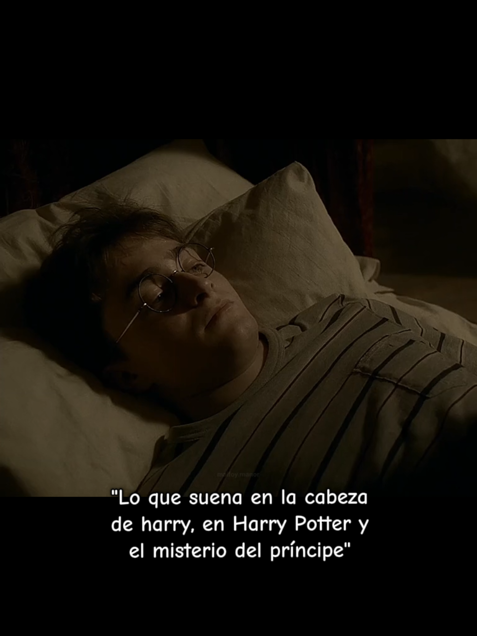 “En cambio, a Harry nunca le había
interesado menos el quidditch; estaba cada vez más obsesionado con Draco Malfoy.” ◇ —Te estás obsesionando, Harry. Mira que plantearte no ir a un partido sólo por seguir a Malfoy... —¡Quiero pescarlo in fraganti! —exclamó Harry, que se sentía muy frustrado. ¿Adónde va cuando desaparece del mapa? —No lo sé... ¿A Hogsmeade? —sugirió Ron. ◇ Suspiró. —Lástima que no lo siguiera porque, total, el partido ha sido un desastre. —No digas estupideces —replicó Ron—. ¡No podías saltarte un partido de quidditch para seguir a Malfoy! ¡Eres el capitán del equipo! —Quiero saber qué está tramando. Y no me vengas con que todo son imaginaciones mías, porque después de oírlo hablar con Snape... ____________________ eso no justifica la obsesión Harry 🤭👀 #harrypotteryelprincipemestizo #harrypotter #dracomalfoy #obsesion 