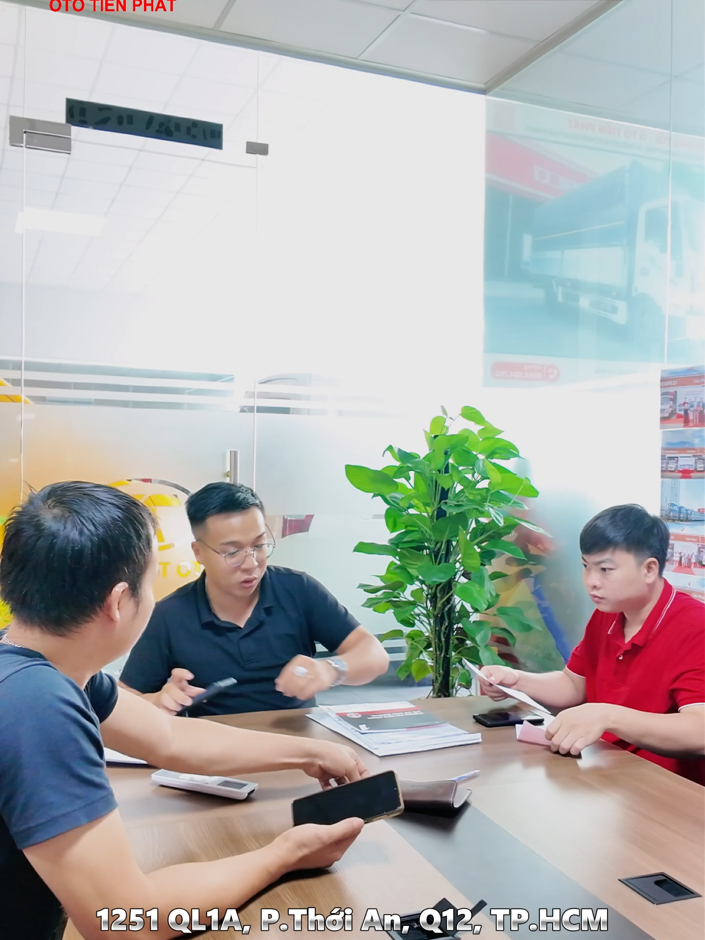 🚛 TERA V8 chính thức khởi động hành trình mới cùng Anh Giang! Teraco Tiến Phát hân hạnh đồng hành cùng Anh Giang trên chặng đường vận tải chuyên nghiệp với dòng xe tải TERA V8 – giải pháp tối ưu cho mọi nhu cầu vận chuyển! ✨ Thiết kế mạnh mẽ – dễ dàng di chuyển trong mọi địa hình ✨ Động cơ bền bỉ – tiết kiệm nhiên liệu, vận hành ổn định ✨ Tải trọng linh hoạt – phù hợp vận chuyển nội đô & liên tỉnh ✨ Giải pháp vận tải hiệu quả – tiết kiệm chi phí, nâng cao lợi nhuận Xe đã giao – hành trình mới bắt đầu! Chúc Anh Giang luôn thuận lợi, hàng hóa đầy kho, doanh thu bứt phá! 📞 Bạn muốn trải nghiệm dòng xe TERA V8? Liên hệ ngay với TERACO TIẾN PHÁT để nhận ưu đãi hấp dẫn! 🎊 TERACO TIẾN PHÁT - ĐẠI LÝ 3S TERACO 📍 Hotline tư vấn: 0968.884.768 – 0988.979.494 📍 Hotline bảo dưỡng - sửa chữa: 0901.395.889 📍 Showroom: 1251, QL1A, P Thới An, Q12, TP.HCM 📍 Website: https://www.ototienphat.com/ 📍 YouTube: https://www.youtube.com/@ototienphat 📍 TikTok: https://www.tiktok.com/@ototienphat1251 #TERACO #TeracoTienPhat #DaehanMotors #TERAV8 #GiaoXeTiếnPhát #XeTaiChuyenNghiep #OtoTienPhat #Xetaivan #TeraV82S #TeraV85S