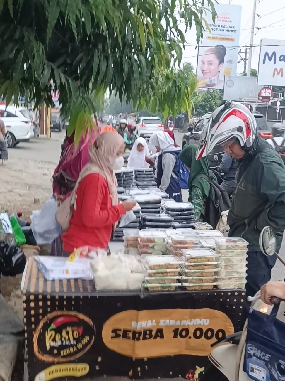 BAHAGIA SETIAP HARI 😘🥳😍 Setiap hari kami habis-habisan 💥 bukan cuma dagangan yang habis, tapi juga energi bahagia karena lihat pelanggan lama tetap setia, dan pelanggan baru makin banyak berdatangan. Terima kasih sudah bikin tempat kecil kami jadi rumah besar penuh cerita 🙌 📍 Temui kami di: Outlet 1: GOR Satria (Depan Kopi Kenangan, timur Alfamart, depan Bank OCBC, timur Rita Isola) Outlet 2: Komplek Ruko Isola (depan Bank OCBC, timur Rita Isola) #kulinerpurwokerto #kopikenangan #serba10ribupurwokerto #sarapanpurwokerto #restopinggirjalan 