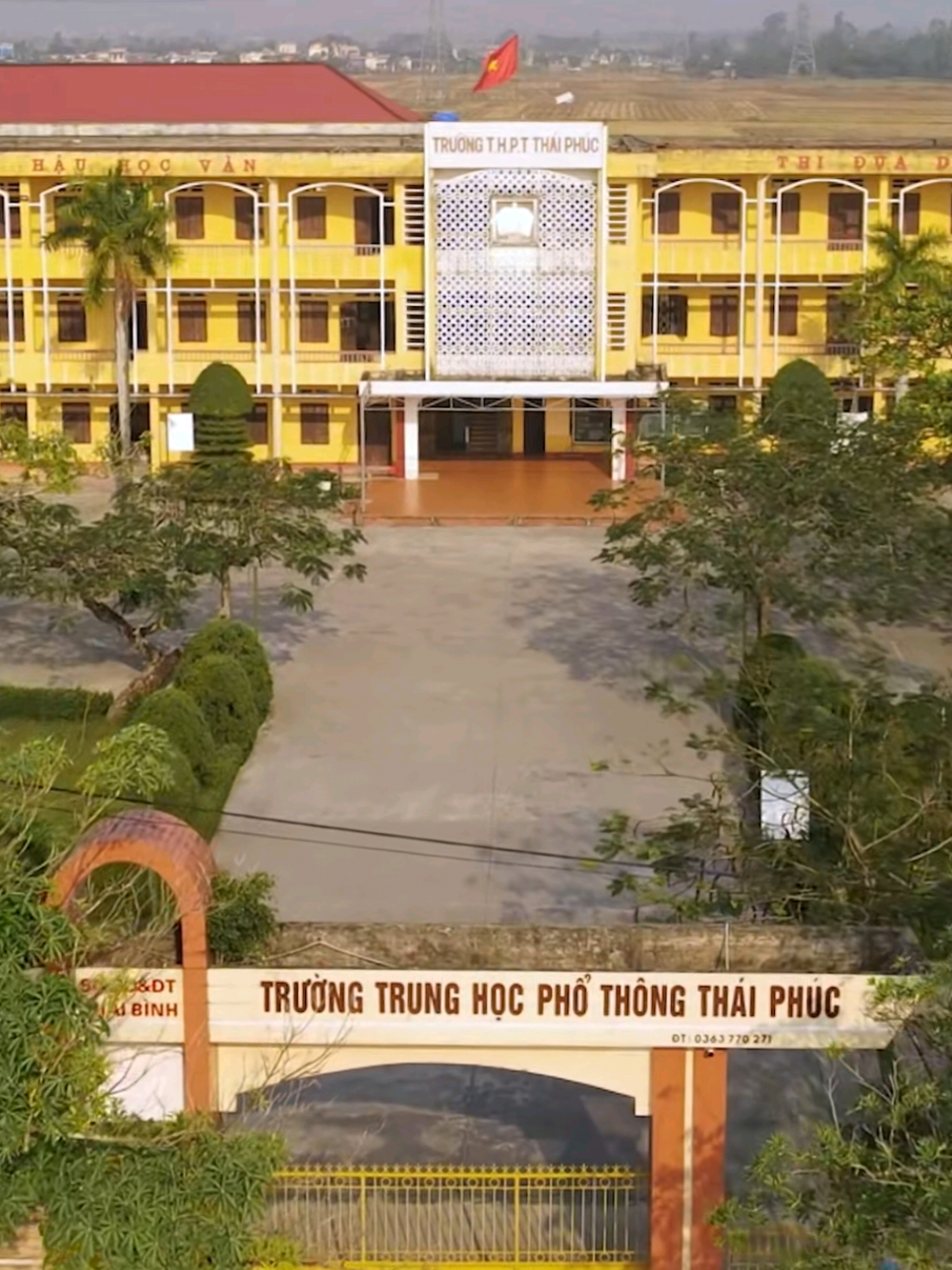 Trường THPT Thái Phúc là một trong những ngôi trường công lập nổi tiếng và uy tín tại tỉnh Thái Bình, được đánh giá là một trong những trường top đầu của tỉnh. ​Tổng quan ​Tên trường: Trường THPT Thái Phúc ​Địa chỉ: huyện Thái Thụy, tỉnh Thái Bình ​Thành lập: Ngày 16/10/1972, trên quê hương nhà cách mạng tiền bối Nguyễn Đức Cảnh. ​Thành tích: Năm 2019, trường được UBND tỉnh công nhận đạt chuẩn quốc gia. ​Nổi bật ​Chất lượng giáo dục: Với bề dày hơn 50 năm hình thành và phát triển, trường đã đào tạo nhiều thế hệ học sinh thành đạt, có ích cho xã hội. Tỷ lệ học sinh tốt nghiệp THPT của trường đạt 99% và tỷ lệ đỗ vào các trường cao đẳng, đại học đạt hơn 97%. ​Đội ngũ giáo viên: 100% giáo viên đều có bằng đại học trở lên, trong đó có khoảng 30% có bằng thạc sĩ ở các môn chủ đạo. Thầy cô luôn tận tâm, yêu nghề và không ngừng nâng cao chất lượng bài giảng. ​Môi trường học tập: Trường có quy mô đào tạo lớn với khoảng 33 lớp và gần 1600 học sinh. Môi trường học tập tại đây thân thiện, cởi mở cùng với các hoạt động ngoại khóa đa dạng, giúp học sinh phát triển toàn diện cả về kiến thức, kỹ năng và nhân cách.