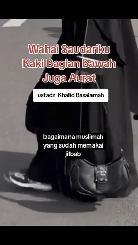 HR Ahmad : Ummu Salamah berkata : Rosilulloh bersabda mengenai masalah mengulurkan ujung pakaian,  Ummu Salamah bertanya kepada Nabi : wahai Rosululloh bagaimana dengan kami (kaum wanita)  Nabi menjawab : julurkan sejengkal, lalu Ummu Salamah bertanya lagi : kalau begitu kedua Qodam ( bagian bawah kaki) akan terlihat  ?,  Nabi bersabda lagi : kalau begitu julurkan ssehastaaurat wanita#bagian bawah kaki aurat#Rido buhori#