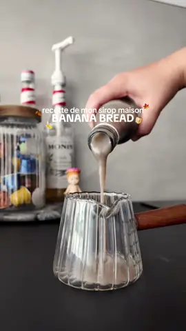 je vous poste enfin ma recette de sirop maison de banana bread ! 🤤🍂🤎 ingrédients :  - 2 bananes bien mûres - un peu de beurre  - un sachet de sucre vanillé (optionnel) - 200g de sucre roux - une cuillère de fleur d’oranger (optionnel) - une cuillère de sirop d’érable - un peu de cannelle en poudre (optionnel) - 200ml d’eau  • peut se conserver 2 semaines au frigo !  • peut aussi se filtrer avec un petit tamis  #siropmaison #bananabread #recettesirop #bananabreadlatte #icedlatteaddict 