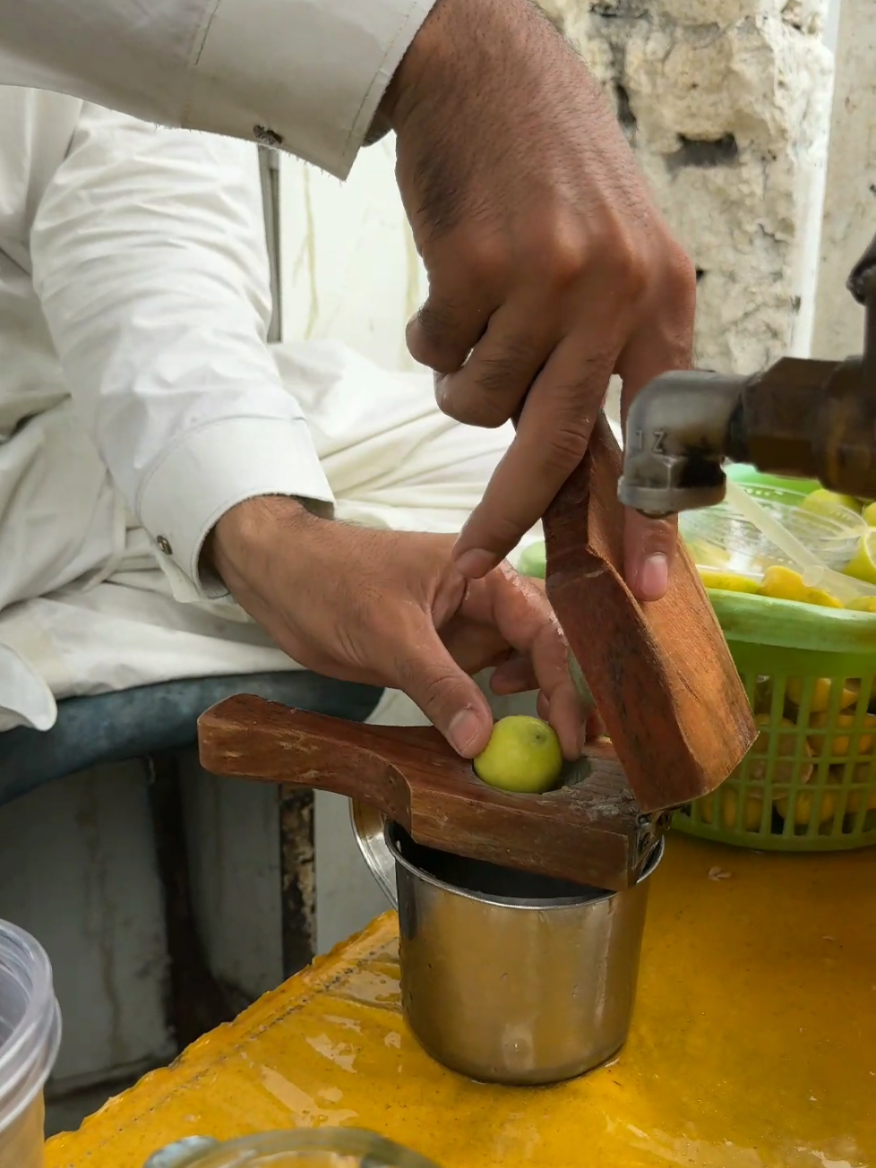 Authentic and hygeinic way of making lime juice 😋 #food #juice #Foodie #fyp 