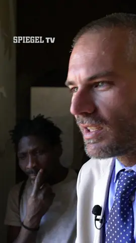 Castel Volturno: Europas vergessene Flüchtlingszone | SPIEGEL TV  Früher Urlaubsort, heute Europas vergessene Flüchtlingszone: In Castel Volturno in Italien kämpfen Geflüchtete ohne Papiere ums Überleben und ein Bürgermeister versucht das Unmögliche. Zwischen Messerattacken, Freundschaft und Mitgefühl entsteht ein Alltag, der weit entfernt ist von jeder politischen Parole. 🎞️ Hier geht es zum Video: https://youtu.be/xKVARTWub5M #CastelVolturno #Geflüchtete #Italien
