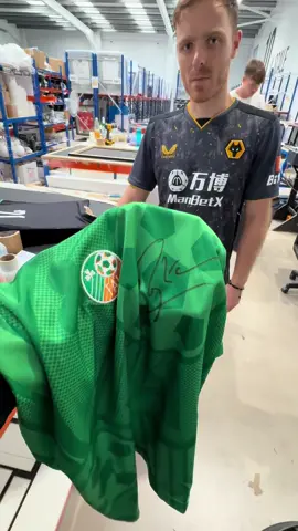 Bet you can’t guess who signed what 👀  #StaffEdition #signedmemorabilia #sportsmemorabilia #firmastella #keane   