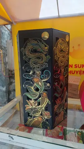 💥💥💥💥💥💥 Bánh Trung Thu Kinh Đô – Long Ngư Vọng Nguyệt Biểu tượng hoàng gia – Thiết kế tinh xảo Dòng sản phẩm lấy cảm hứng từ truyền thuyết Cá Chép Hóa Rồng, biểu tượng cho sự thăng tiến, may mắn và gắn kết. Vỏ hộp kết hợp giữa gam đen huyền bí và tông vàng vương giả, thể hiện vẻ sang trọng và quyền lực . Thông điệp ý nghĩa – Món quà của sự thịnh vượng Từng hộp bánh không chỉ là hương vị truyền thống mà còn là lời chúc cho sự tròn đầy, viên mãn và gắn kết bền lâu giữa người trao và người nhận . Với thiết kế đẳng cấp và hàm chứa thông điệp nhân văn, đây là sự lựa chọn hoàn hảo cho việc biếu tặng đối tác, cấp trên, người thân... trong mùa Trung Thu ấm áp . > 