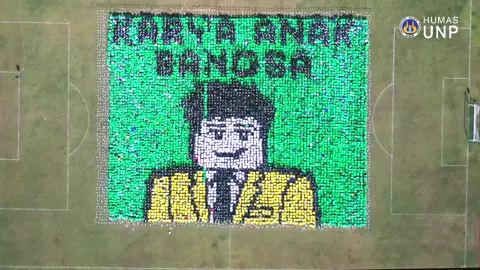 ✨ Papermob PKKMB 2025 Universitas Negeri Padang ✨ Langit UNP segera dipenuhi dengan warna, semangat, dan kreativitas! 🎉 Mahasiswa Baru UNP 2025 siap mempersembahkan Papermob spektakuler yang bakal bikin kamu terkesima dengan formasi epic mereka. 👀 🌟 Ini bukan sekadar atraksi, tapi wujud kebersamaan, solidaritas, dan energi positif dari generasi baru UNP. Jadi… siapa yang udah nggak sabar nunggu momen bersejarah ini? 😉 📌 Jangan lupa dukung, tag temanmu, dan pantau terus keseruan PKKMB 2025 hanya di akun resmi UNP! 📲✨ ⸻ 📍 Penyelenggara: Direktorat Kemahasiswaan & Alumni UNP bekerja sama dengan BEM KM UNP serta didukung Ormawa selingkungan UNP 👤 Ketua Pelaksana: Anugrah Bagi Sukma (BEM KM UNP) 🚁 Pilot Drone: Aguswandi, Ridho Prima Herman, Willy Rahman Erwin, UK Robotik UNP 🎬 Editor: Aguswandi (Humas UNP) 🎤 Host: UKKPK UNP