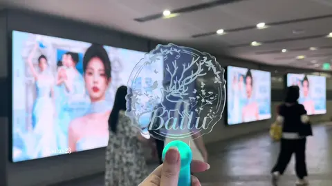 🔥BẢNG ĐÈN LED CỦA BẠCH LỘC TẠI HÀN QUỐC Sau bao ngày vote và mong chờ thì hôm nay Bạch Lộc đã được chạy màn hình led rồi đây. Xinh đẹp muôn phần. Chữ trên màn hình: 《Chúng mình hãy cùng nhau đi trên con đường trải đầy hoa》 《Diễn viên Bạch Lộc rực rỡ toả sáng như những vì sao》 Địa điểm: Ga tàu điện ngầm Kontae - đại học Konkuk ở Seoul. Thời gian: 7 ngày Mọi người ở Hàn thì tranh thủ đến check in nha, đẹp lắm luôn🥰 #bachloc #bạchmộngnghiên #bạchlộc #bailu白鹿 #白鹿 