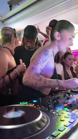 get you a friend that looks at you like mine do @A  @RnB x Wine  #fy #femaledj #vibe #music #rnb 