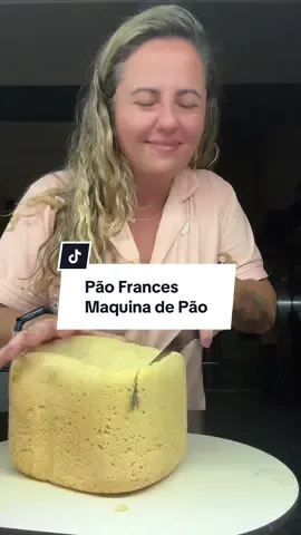 🥖✨ Pão Francês na Máquina Crocante por fora, macio por dentro e com aquele cheirinho irresistível que invade a casa inteira 😍 Ingredientes: 	•	1 copo medida de água (250 ml) 	•	1 colher e ½ (sopa) de açúcar 	•	1 colher e ½ (chá) de sal 	•	1 colher (sopa) de azeite 	•	3 copos medida de farinha de trigo sem fermento (490g) 	•	2 colheres (chá) de fermento biológico seco 👉 Coloque tudo nessa ordem na forma da máquina e selecione o ciclo 2 – pão francês. O resultado? Um pão quentinho de 700 g que vai direto pro coração 🥰 #pãofrancês #pão #maquinadepao #pãoquente #receitafácil 