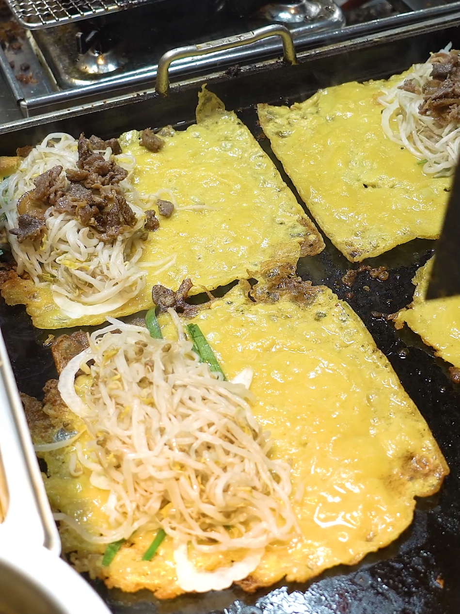 숯불 불고기 반쎄오│ Pork banh xeo, pancakes 🚩Bupyeong Kkangtong Market - 부평깡통시장 📍Google Map: https://maps.app.goo.gl/CLfytx5FnezYkqWRA #깡통야시장 #반쎄오 #koreanfood #banhxeo #streetfood 