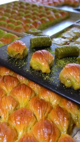 Kat kat açılan, taptaze pişen ve şerbetiyle gönülleri mest eden Mirzade baklavaları sofranıza lezzet getiriyor. 🍯✨ #Mirzade #Baklava #KatKatLezzet #ŞanlıurfaLezzetleri #TatlıKeyfi     