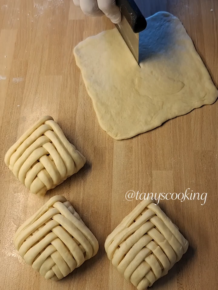 To your attention a new method of beautiful buns! Ingrediens for the dough: 150g milk, 8g instant yeast, 2 eggs, 70g sugar, 10g vanilla sugar, 70g butter, 4g salt, 425g wheat flour.  #bakingrecipe #buns #булочки #пирожки #домашняявыпечка #хлеб #sweets #sweetbread #sweetfood #sweetrecipe #homebaking #випічка #bollo #panini #brötchen #bulle #bröd #домашнiбулочки #לחמניות #buntutorial #bunstyle #breadrecipe #@tanyscooking