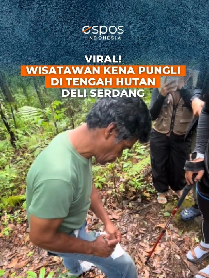 Beredar video viral di media sosial memperlihatkan sejumlah wisatawan yang hendak menuju Air Terjun Dua Warna terkena pungutan liar (pungli) di tengah hutan di Kabupaten Deli Serdang, Sumatera Utara. Wisatawan tersebut dikenakan pungli sebesar Rp120 ribu. Dalam video yang diunggah oleh akun Tiktok @libas.adventure  pada Jumat (15/8/2025), terlihat seorang pria berbaju hijau menulis di karcis meminta sejumlah biaya kepada wisatawan yang hendak menuju air terjun. Wisatawan tersebut sempat menanyakan soal tarif karcis namun pria itu mengaku sebagai pengelolanya meskipun air dan tanah yang berada di lokasi itu merupakan milik negara. Setelah selesai menulis karcis tersebut, pelaku pun memberikannya kepada para wisatawan. Camat Sibolangit, Hesron Girsang, membenarkan adanya peristiwa pungutan liar tersebut. Ia mengungkapkan bahwa pelaku, seorang pria berinisial SG (50), telah diamankan oleh pihak kepolisian. #pungli #punglimeresahkan #wisatawan #hutan #airterjun #deliserdang