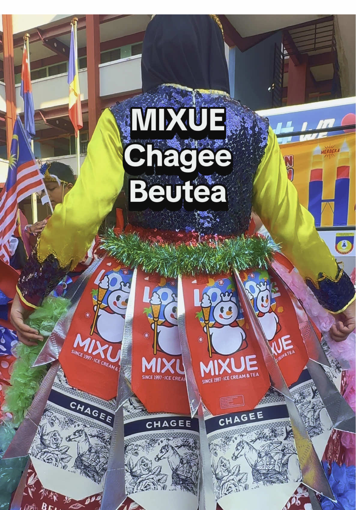 Tema Fashion Show Merdeka adalah bahan kitar semula. Antara bahannya adalah dari @gardeniamalaysia_ @CHAGEE MY @MIXUE Malaysia @BEUTEA MY @SK TMN MUTIARA RINI 2 #cikgubella #fyppppppppppppppppppppppp #jdt🔵🔴 #merdeka #kitarsemula #merdeka68 #cikgubella #belladarkchoco #sayaanakmalaysia #sayaanakmalaysia🇲🇾💕 