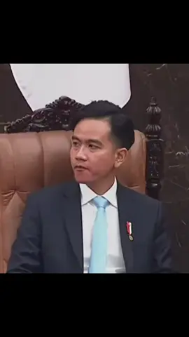 Tidak ada senyuman terpancar dari raut muka Gibran Rakabuming Raka ketika melihat dengan mata kepalanya sendiri anggota DPR RI asyik berjoget. Wakil Presiden RI itu hanya diam terpukau dan sesekali menatap tajam mereka yang menari diatas penderitaan rakyat (Source: YT Nusantara TV) #gibran#gibranrakabuming #wapres #wapresgibran #gibranrakabumingkara 