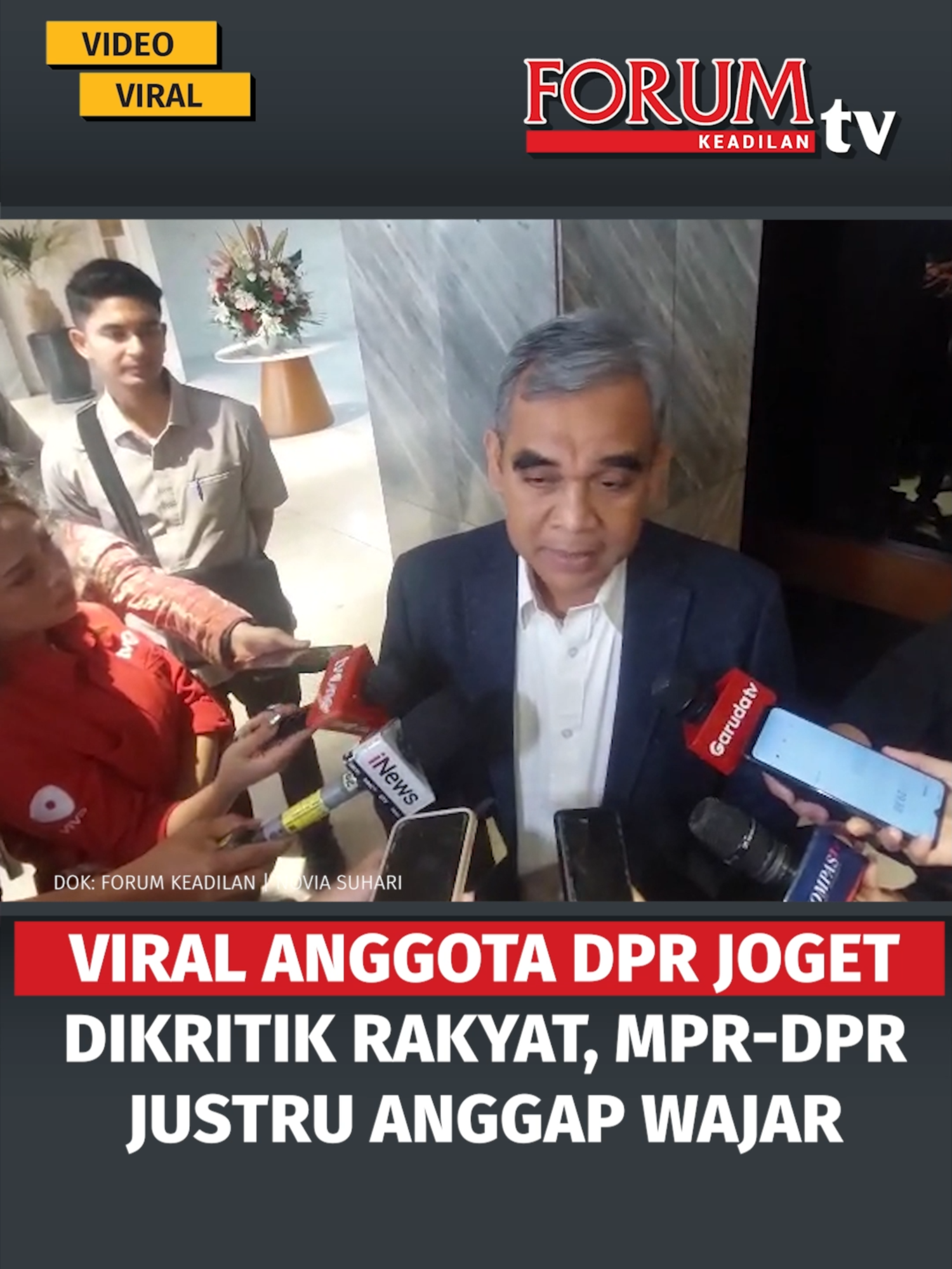 Ketua MPR RI, Ahmad Muzani, memberikan tanggapan terkait viralnya video sejumlah anggota DPR RI yang bergoyang bersama saat rapat tahunan pada Jumat, 15 Agustus 2025 lalu. Aksi itu menjadi sorotan publik setelah ramai beredar di media sosial dan menuai banyak kritik dari masyarakat. Masyarakat menilai, sikap para wakil rakyat tersebut tidak mencerminkan keprihatinan terhadap kondisi Indonesia yang saat ini masih menghadapi berbagai kesulitan, baik dari sisi ekonomi maupun sosial. Banyak pihak menyebut bahwa momen bergoyang itu menunjukkan ketidakpekaan para anggota DPR terhadap situasi rakyat. Menjawab kritik tersebut, Muzani menegaskan bahwa bergoyangnya para anggota dewan tidak seharusnya dipandang negatif. Menurutnya, musik yang diputar di ruang sidang hanyalah untuk mencairkan suasana setelah rapat berjalan cukup lama. Ia menilai hal itu adalah sesuatu yang wajar. Baca lainnya di forumkeadilan.com #ahmadmuzani #mprri #dprri #videoviral #anggotadpr #rapattahunan #kritik #ketidakpekaan #ekonomiindonesia #sosialindonesia #jogetdpr #forumkeadilan