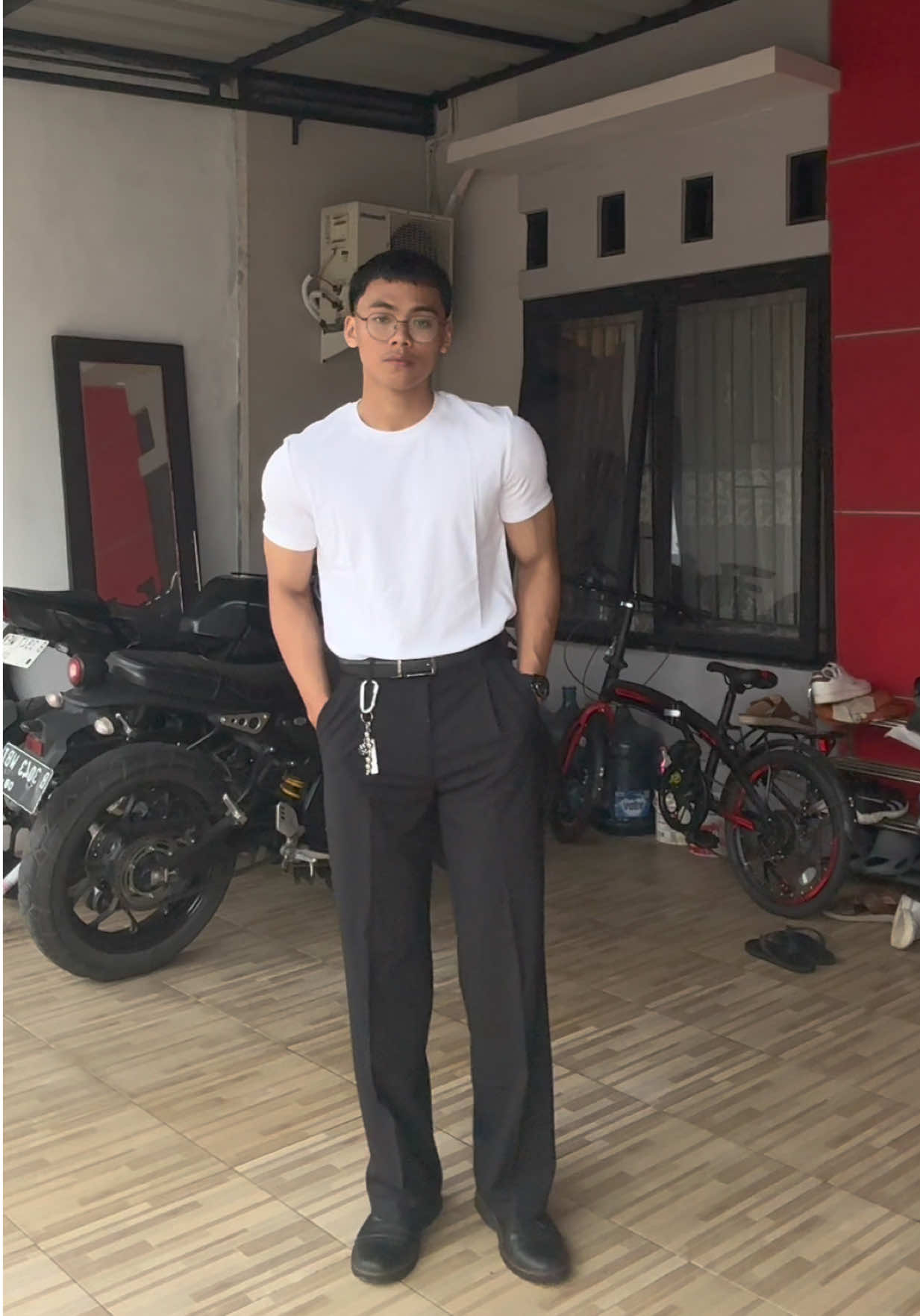White tee ga pernah gagal👌@m6000.official  . #outfit #menoutfit #whitetee #fittedtee 