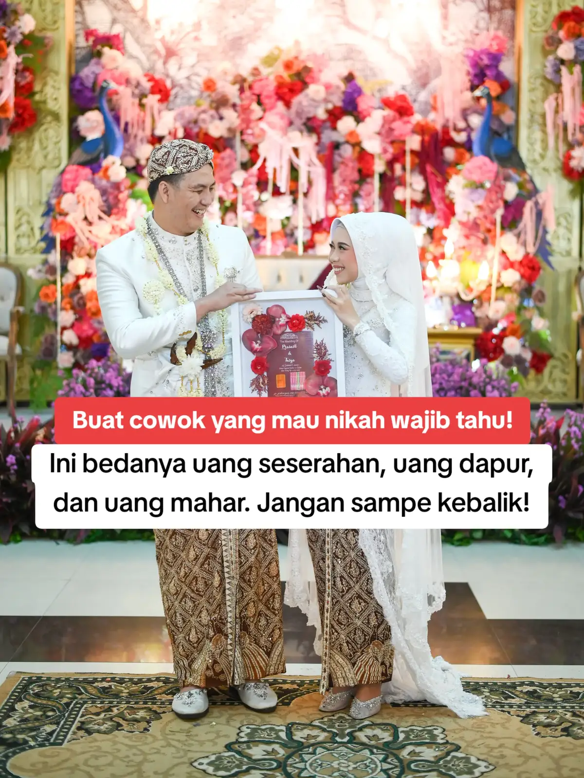 Buat para cowok yang mau nikah, jangan lupa siapin uang mahar, uang dapur, atau uang seserahan yaa. Tapi jangan sampe kebalik antara uang dapur atau uang mahar. Btw, uang seserahan ini sebenernya sifatnya gak wajib yaa bisa disesuaikan dengan tradisi, tapi kalo mahar itu wajib ada dan kalo bisa jangan seperangkat alat sholat. Untuk berapa besar uang mahar, uang seserahan itu tergantung kesepakatan kalian bersama ya #seserahan #seserahanpernikahan #lamaranmoment #maharpernikahan 