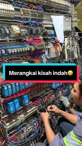 Membalas @biasa di panggil pan . 👷‍♂️ : Masuk konten gak nih??….           🧑‍🔧 : Nnti ku tag bapakmu 🤣🤣        👷‍♂️ : Asw 🤣#fyp #tambangbatubarakalimantan #pc4000 #elektrik #kaltim 
