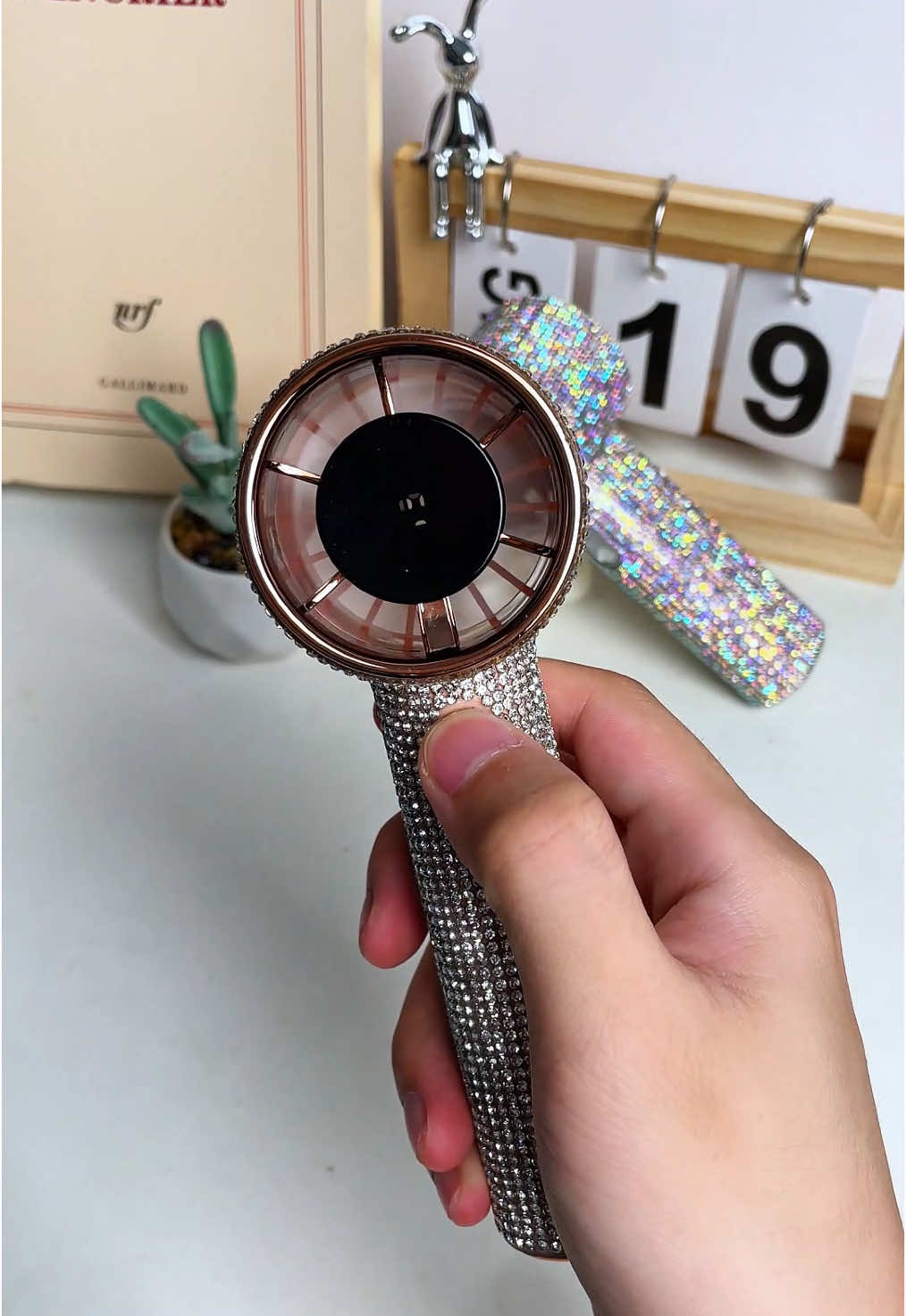 Cet été, il est nécessaire d'avoir un ventilateur portatif à la fois esthétique et pratique. Avec lui, rafraîchissez votre été. Le lien est ci-dessous, cliquez pour acheter.#fyp #TikTokShop #fan #waistfan #staycool #portable #fyppppppppppppppppppppppp #tiktokmademebuyit #DealsforYouDays #spotlightfinds#CoolHillfFan #hotgirlwalk#TikTokShopBacktoSchool