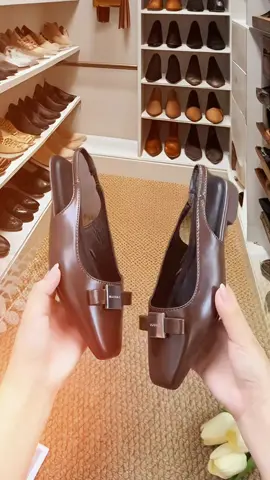 Giày sandal cao gót mũi bít gót vuông #thinhhanh #giaynu #muataitiktok #reviewgiaydep #giaysandal 