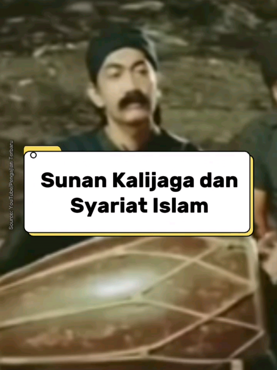🌙 Banyak orang ingat wayang & gamelan saat menyebut Sunan Kalijaga. Tapi beliau tak hanya bicara budaya. Dalam Serat Kandha, syariat Islam tetap jadi pintu utama sebelum tarekat, hakikat & makrifat. Dakwahnya halus: lewat tembang, wayang, hingga sekaten, syariat ditanamkan tanpa benturan dengan budaya Jawa 🌿. 📌 Simpan biar nggak lupa & bagikan ke teman yang suka sejarah Islam-Jawa! #islamjawa #sufisme #kalijaga #budayajawa #sejarahjawa