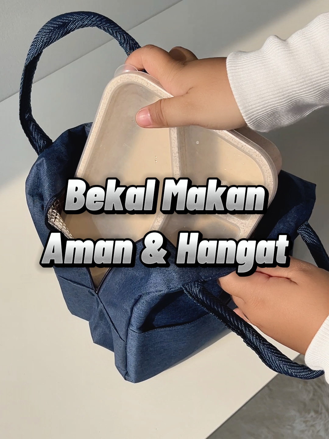 Bekal sering tumpah di tas? 😥 Tenang, ada tas bekal yang anti-bocor dan aman! Tas ini didesain khusus agar tempat makanmu tetap rapi dan tidak tumpah. Bahannya tebal dan tahan air, jadi semua barang aman. Ada juga pegangan yang kuat, gampang dibawa ke mana-mana. Yuk, jangan sampai tas kesayanganmu kotor karena tumpahan bekal. Cek keranjang sekarang! 🛍️ #tasbekal #promomakanmerdeka #joybos #JoyfulTravelingwithJoybos